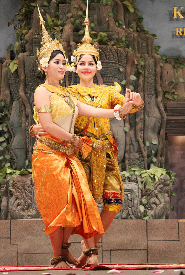 A dança Apsara, de origem religiosa e banida no regime do Khmer Vermelho, vive novo pico de popularidade com a explosão do turismo no Camboja