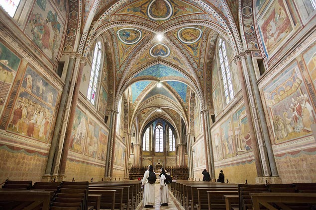 Freiras observam afrescos de Giotto na basílica de são Francisco, em Assis