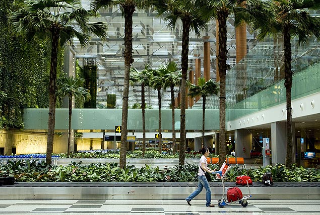 Passageira no aeroporto Changi, considerado o melhor do mundo em 2013 pela consultoria britnica Skytrax