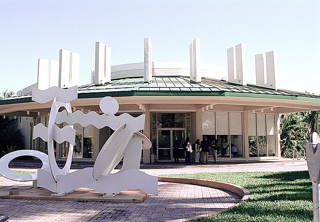Entrada do Lowe Art Museum, na Universidade de Miami, em Coral Gables. 
