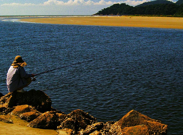 O msico paulistano Ale Rosa, 35, passou uma semana acampando na praia do Guara, em Perube, que fica na Baixada Santista. L, registrou um homem pescando no encontro do rio Guara com o oceano Atlntico