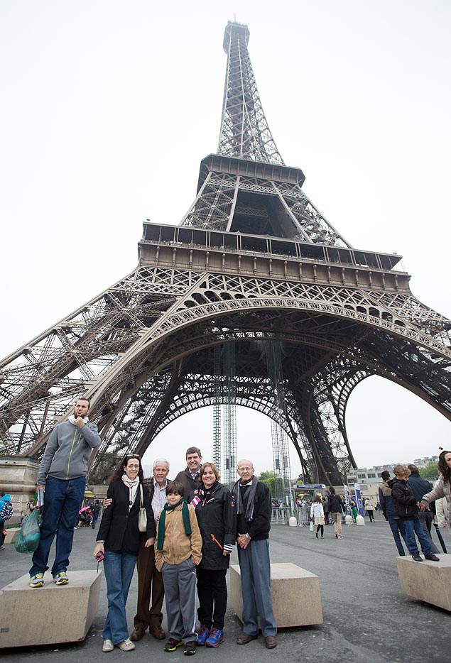Evaldo Silva (de camisa clara), com a famlia na torre Eiffel, durante o tour guiado em portugus pela cidade luz