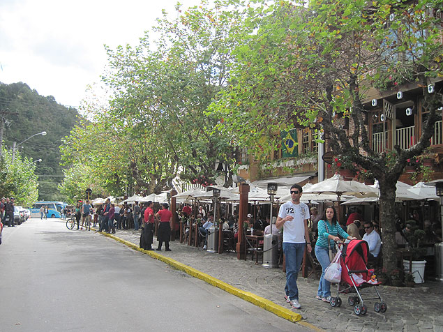 Turistas passeiam no centrinho de Campos do Jordo