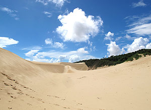 El paisaje es una sucesin de dunas de arena blanca que, vistas desde arriba, parecen sbanas colocadas al viento.