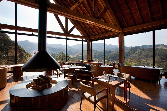 Salo do restaurante Mina, com janelas que escancaram a vista para a serra da Mantiqueira