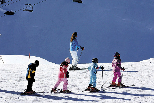 Turistas esquiando em Portillo, no Chile