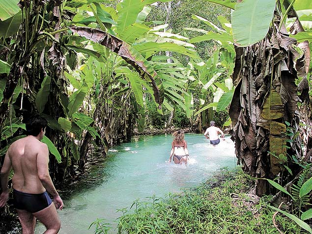Turistas tomam banho no fervedouro da Glorinha, no Jalap�o