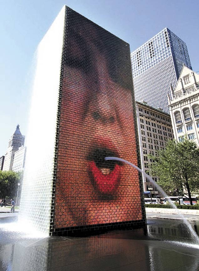 O contador Laercio Pinzan foi com a mulher em 2010 a Chicago e ficou impressionado com a arquitetura; na foto, a escultura Crown Fountain, que mostra imagens de cidados 'cuspindo' gua