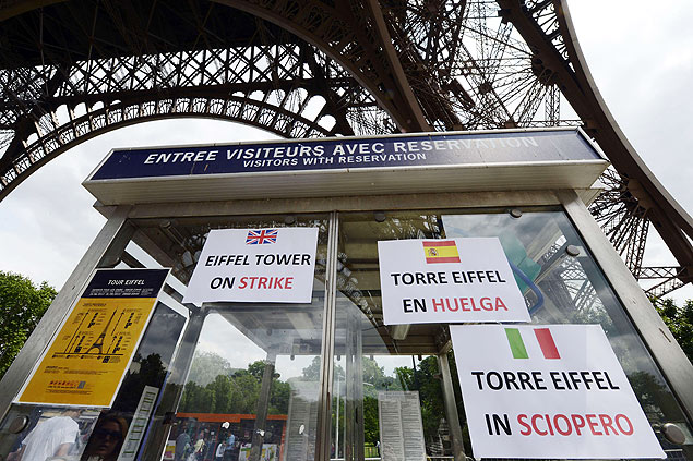Cartazes informam sobre o fechamento da Torre Eiffel