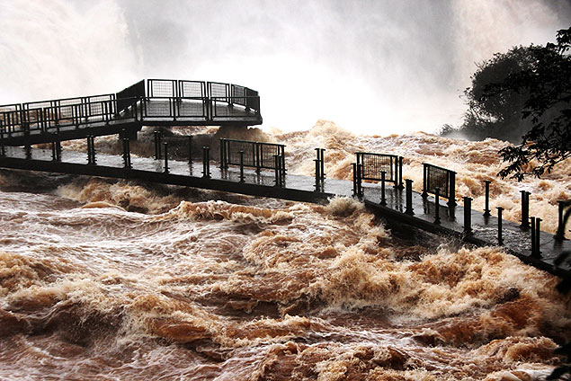 La lluvia obliga a cerrar la pasarela de las Cataratas de Iguaz