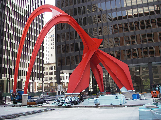 Escultura "Flamingo" (1974), de Alexander Calder, em Chicago 