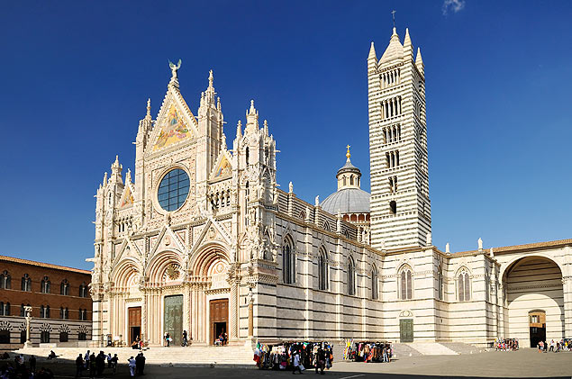 Fachada da catedral de Siena, na regio da Toscana