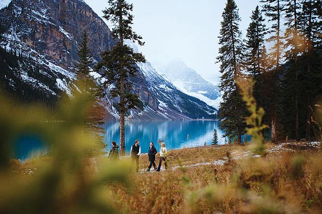 Turistas passeiam ao redor do lago Louise, em Banff