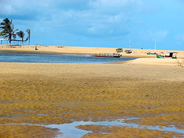Mar seca na Barra de Camaratuba, vila de pescadores a cerca de 100 km de Joo Pessoa