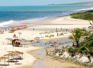  Con solo unos 130 kilmetros de extensin, el litoral paraibano es una sucesin de sorpresas que necesitan descubrirse con calma, al silbido del viento. 