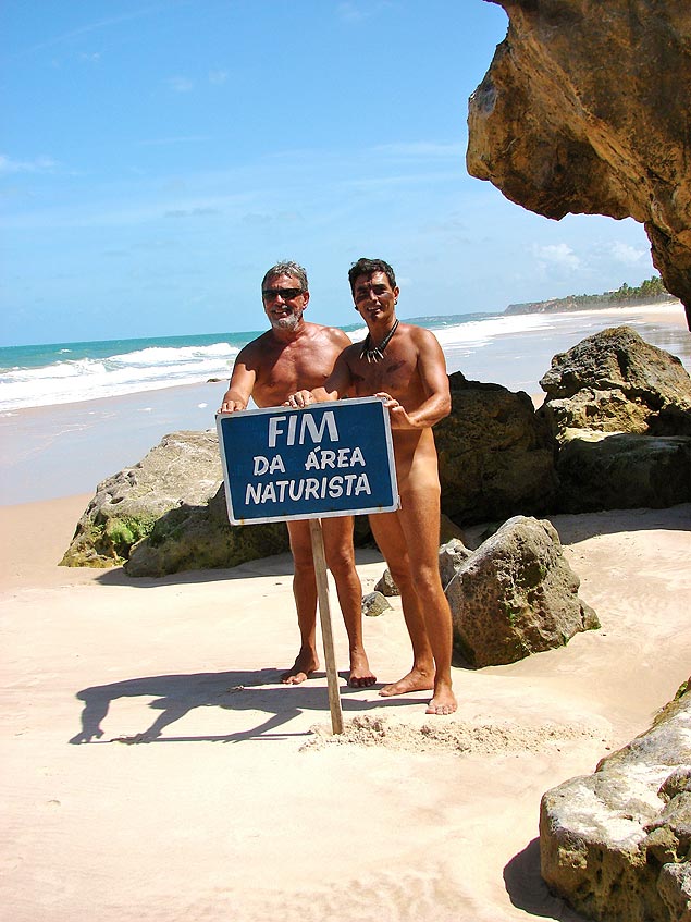 Os naturistas Marcus Vinicius Pedrosa, 58, e Julíndio Macuxi, 47, em Tambaba