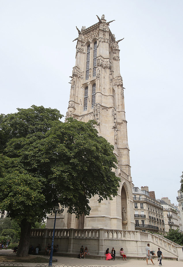 A torre Saint-Jacques, vista de baixo nos arredores da rue de Rivoli, no centro de Paris