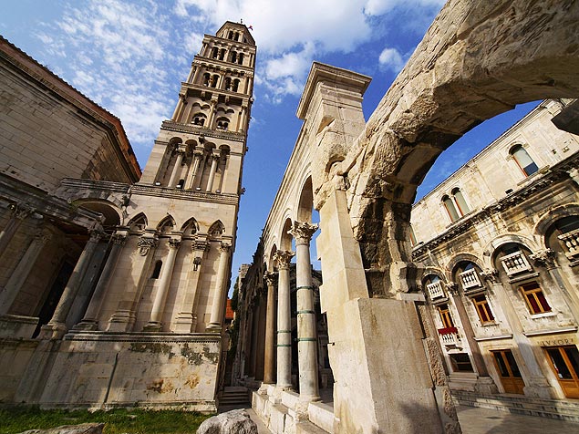 A torre da catedral, que fica dentro do palacio de Diocleciano em Split, na Crocia 