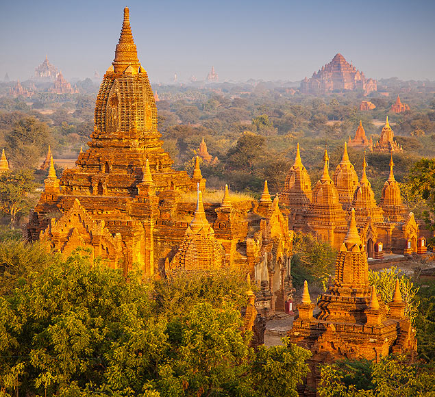 Pagodes em templos na cidade de Bagan, em Mianmar