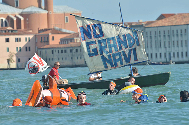 Ativistas do movimento "No Grandi Navi" (sem navios grandes) durante protesto no ltimo sbado
