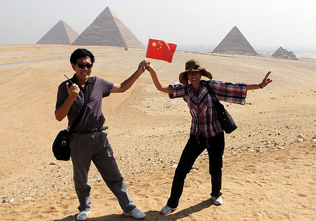 Turistas em frente s pirmides de Giz, no Egito