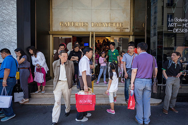 Turistas chineses em frente a loja de luxo em Paris