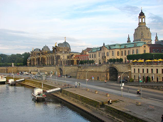 Cidade historia de Dresden, na Alemanha, banhada pelo rio Elba