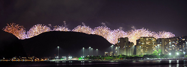 Fogos de artifcio iluminam o morro do Po de Acar, no Rio de Janeiro, para marcar o 1 de janeiro de 2013