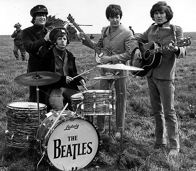 Os Beatles, Jonh Lennon, Paul McCartney, George Harrison e Ringo Strarr, tocam ao ar livre em Liverpool