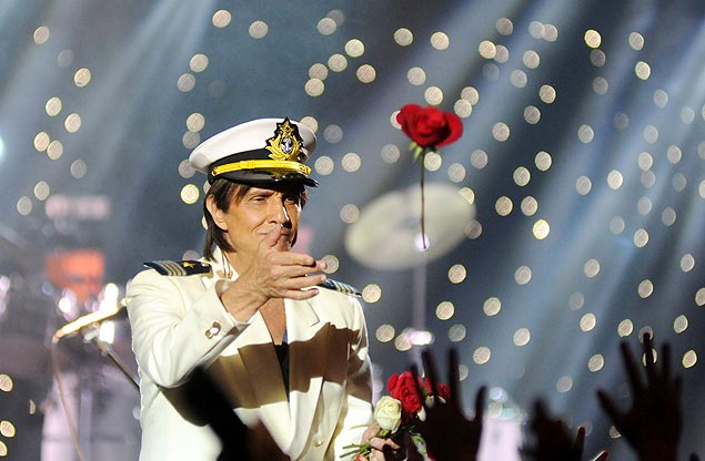 Roberto Carlos no final de show no cruzeiro 'Emoes em Alto-Mar', em janeiro deste ano