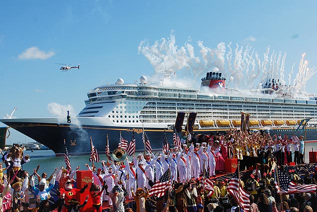 O transatlntico Disney Dream  batizado antes de sua viagem inaugural