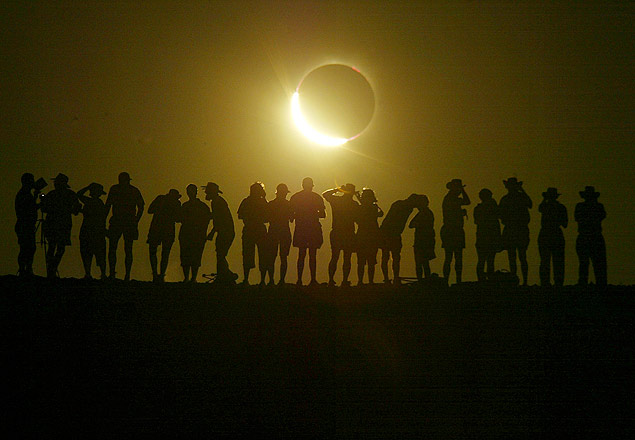 Turistas olham um eclipse solar em Lyndhurst, a cerca de 700 km da cidade de Adelaide