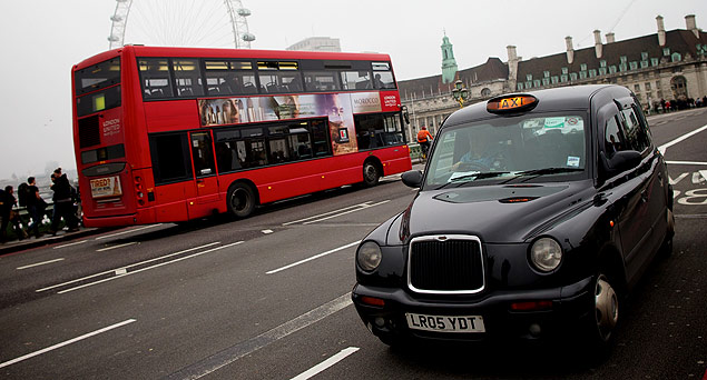 ORG XMIT: 193 A London Taxi drives along a street in Central London on October 23, 2012. The company that makes London's iconic black taxis collapsed into administration but was hopeful of receiving a financial rescue amid reports of a possible Chinese lifeline. "Manganese Bronze Holdings PLC, the manufacturer of the world famous London taxi, today announces that discussions with various parties to secure funding on acceptable terms to address the group's financial needs have proved unsuccessful. AFP PHOTO / ANDREW COWIE