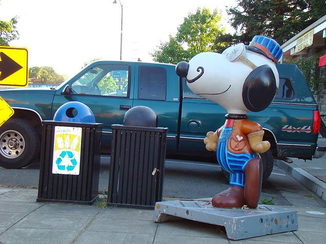 Cidade de Santa Rosa, nos EUA, tem personagens da tirinha Snoopy espalhados pela cidade