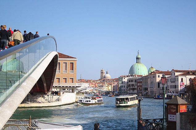 Turistas cruzam a ponte da Constituio, projetada pelo arquiteto espanhol Santiago Calatrava, alvo de imbrglio em Veneza