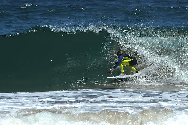 (131231) -- VIÑA DEL MAR, diciembre 31, 2013 (Xinhua) -- Una persona practica surf en la playa de Reñaca, en la zona norte de la ciudad de Viña del Mar, Chile, el 31 de diciembre de 2013. (Xinhua/Jorge Villegas) (jv) (ah) - Renaca-Chile