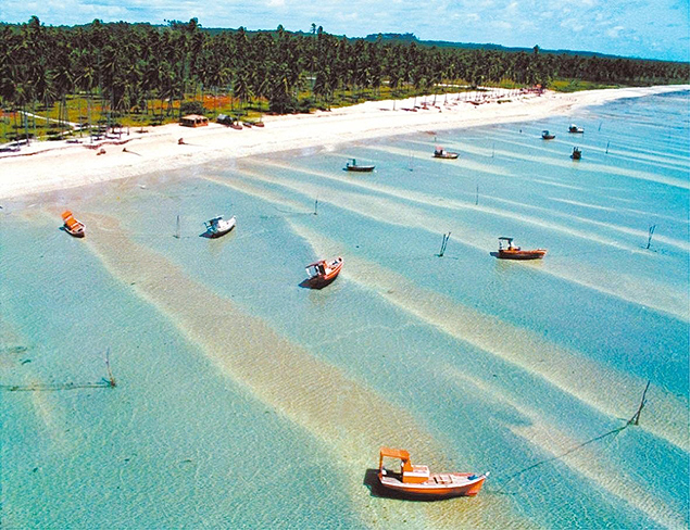 Vista area de S. Miguel dos Milagres, a praia do momento em Alagoas 
