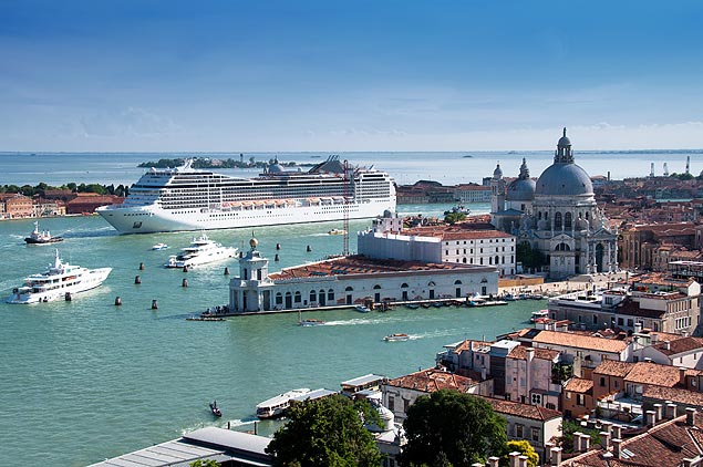 Cruise ship in Venice. Foto: atm/Shutterstock ORG XMIT: 53616c7465645f5f1697c27ca89b2e81 ***DIREITOS RESERVADOS. NO PUBLICAR SEM AUTORIZAO DO DETENTOR DOS DIREITOS AUTORAIS E DE IMAGEM***