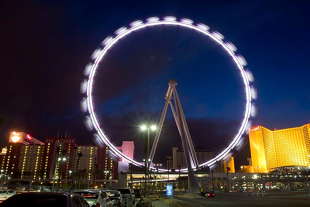 An evening view of the 550-foot-tall High Roller observation wheel after opening in Las Vegas, Nevada March 31, 2014. The observation wheel, the tallest in the world, is part of the Linq project, a $550 million development by Caesars Entertainment Corp. REUTERS/Las Vegas Sun/Steve Marcus (UNITED STATES - Tags: TRAVEL BUSINESS ENTERTAINMENT) ORG XMIT: LAV10