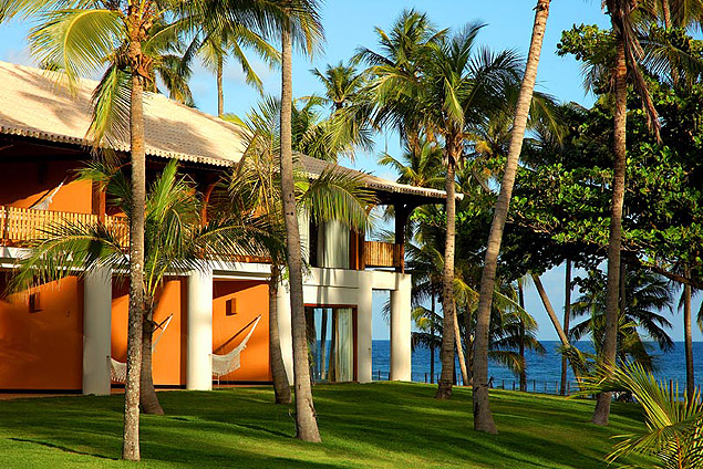 Prdio de quartos do Tivoli Eco Resort Praia do Forte (BA) visto do jardim do hotel