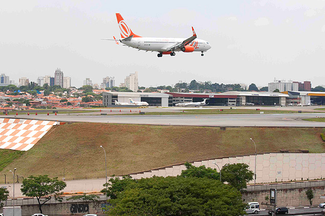 SAO PAULO - 12.12.2012 - Aviao pousa no aeroporto de Congonhas. Raio-X sobre o distrito de Campo Belo, na zona sul de So Paulo.. (Foto: Danilo Verpa/Folhapress, IMOVEIS)