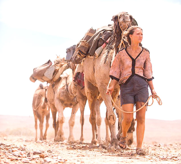 Mia Wasikowska no papel de Robyn Davidson; os camelos foram sua companhia na travessia do deserto 