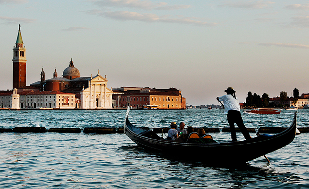 Gondoleiro manobra em um dos muitos canais na laguna de Veneza, na Itlia