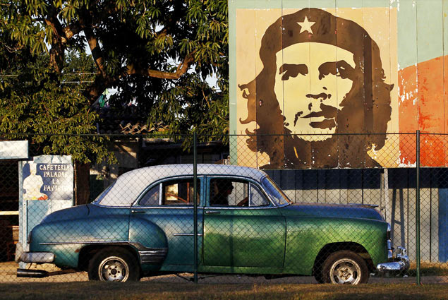 Chevrolet Deluxe passa em frente de cartaz de Che Guevara, um dos lderes da revoluo cubana, em Havana Vieja