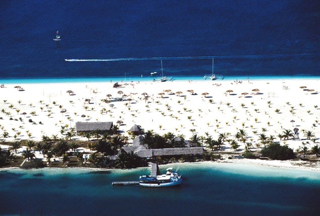 Vista area da Playa Sirenas, em Cayo Largo, onde hospedagens incluem todas as refeies