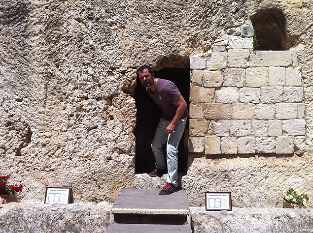 Moura em Jerusalm, no local onde Jesus Cristo morreu, segundo evanglicos