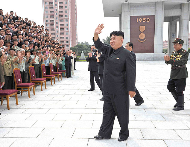 O presidente norte-coreano Kim Jong-un acena para simpatizantes durante evento, em Pyongyang