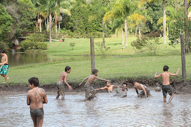 Meninos jogam futebol na lama no guias da Serra (SP)