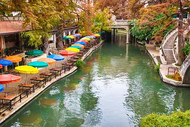 River Walk, que fica no centro da cidade texana, s margens do rio San Antonio