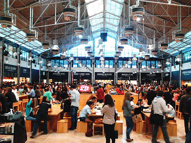 rea do Mercado da Ribeira, que passou por revitalizao para abrigar bancas de comida.
